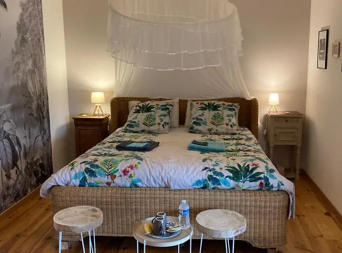 Au Bas D'avant Bed & Breakfast